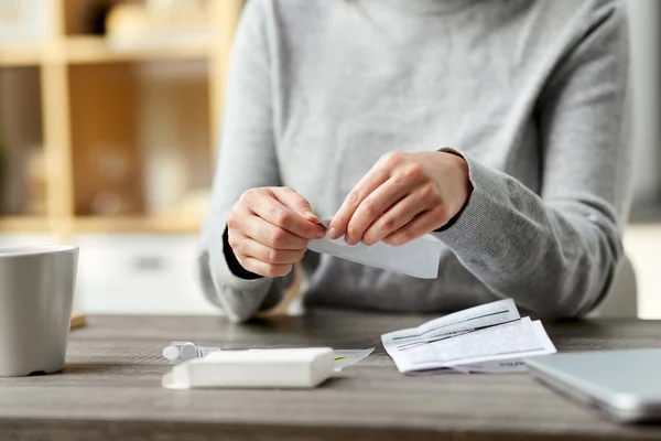 Evde Coronavirus test kitini açan kadın. — Stok fotoğraf