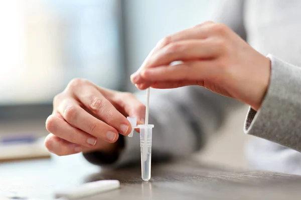 Vrouw het maken van zelf testen coronavirus test thuis — Stockfoto