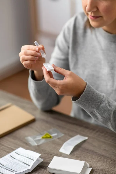 Mujer haciendo la prueba de autodiagnóstico coronavirus en casa — Foto de Stock