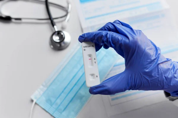 Närbild av handen med negativt coronavirus test — Stockfoto