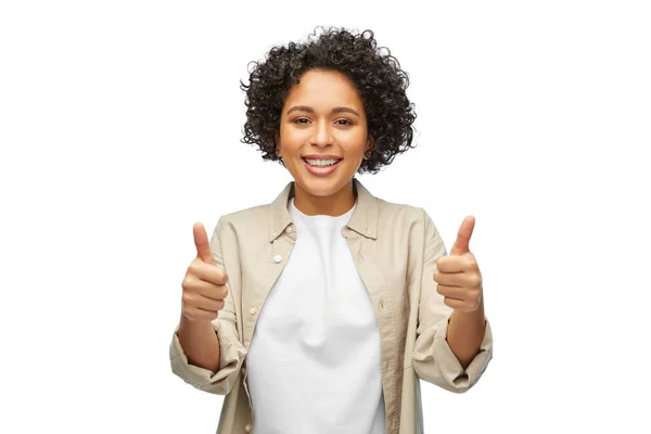 Retrato de mulher feliz na camisa mostrando polegares para cima — Fotografia de Stock