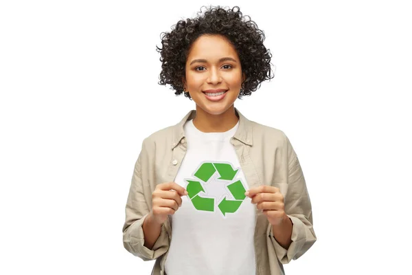 Femme heureuse tenant signe de recyclage vert — Photo