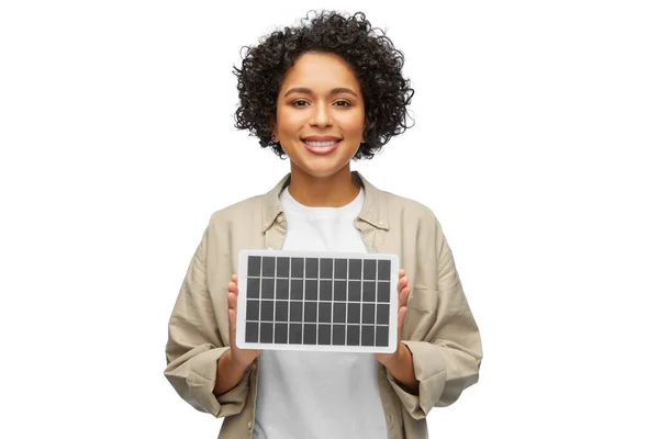 Felice donna sorridente con modello di batteria solare — Foto Stock