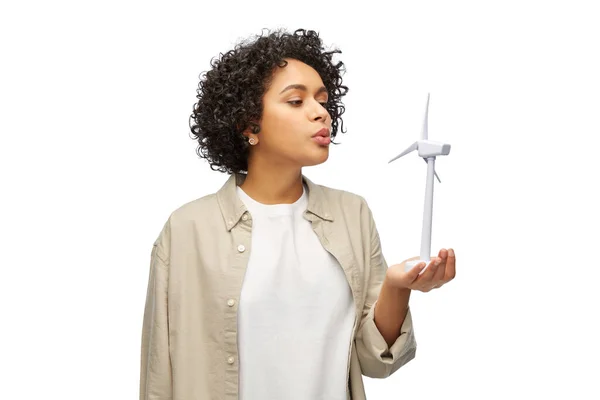 Vrouw houden speelgoed wind turbine en blazen — Stockfoto