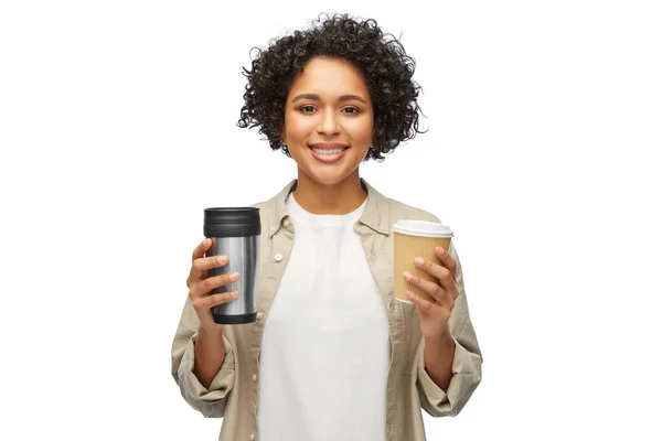 Mujer con taza de café y vaso para bebidas calientes —  Fotos de Stock