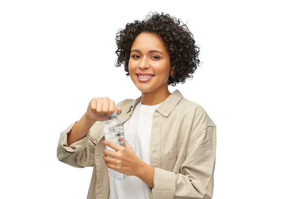 Mujer feliz con agua en botella de plástico — Foto de Stock