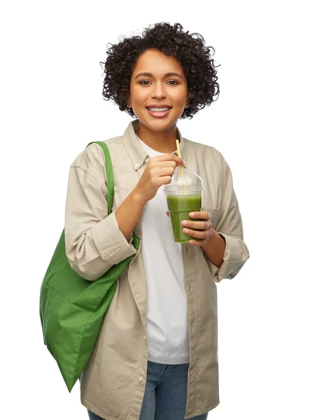 Nő újrahasznosítható bevásárló táska ivás smoothie — Stock Fotó