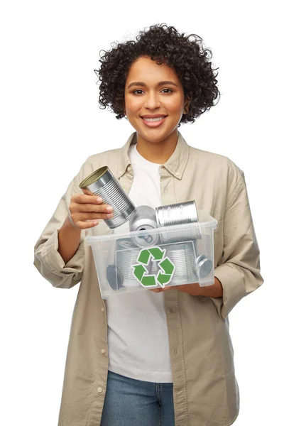 Szczęśliwa uśmiechnięta kobieta sortowanie odpadów metalicznych — Zdjęcie stockowe