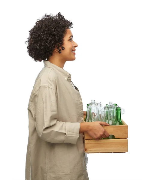 Felice donna con bottiglie selezione rifiuti di vetro — Foto Stock