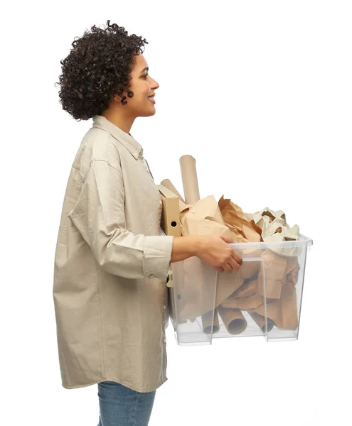 Felice donna africana americana smistamento rifiuti di carta — Foto Stock