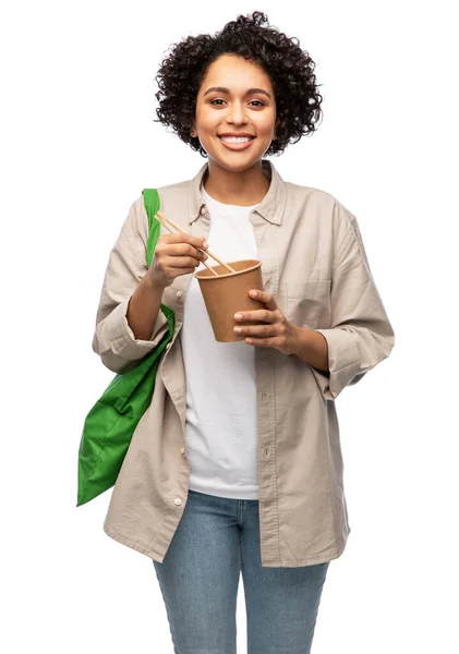 Femme avec sac à provisions réutilisable et wok — Photo