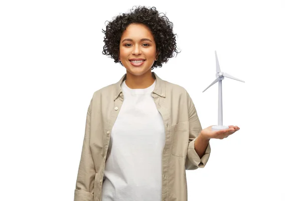 Mujer feliz sosteniendo juguete aerogenerador Imagen de stock