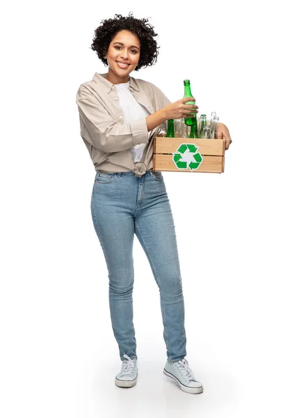 Mujer feliz clasificación de residuos de vidrio — Foto de Stock