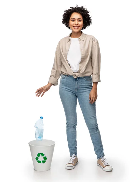 Lächelnde Frau beim Sortieren von Plastikmüll — Stockfoto