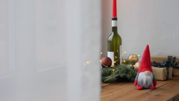 Wichtel, Weihnachtsgeschenke und Kranz auf Fensterbank — Stockvideo