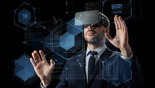 Zakenman in vr bril met behulp van virtueel scherm — Stockfoto