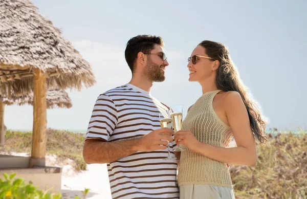 Šťastný pár pití šampaňského na letní pláži — Stock fotografie