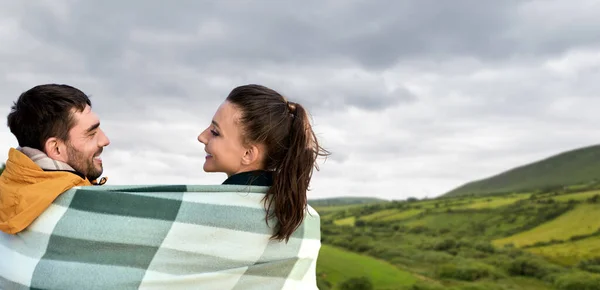 İrlanda 'da sıcak battaniyeli mutlu çift — Stok fotoğraf