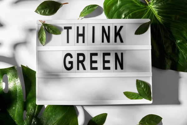 Lichtbak met go groene woorden en bladeren — Stockfoto