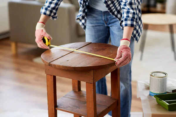 Mujer con mesa de medición de regla para la renovación —  Fotos de Stock