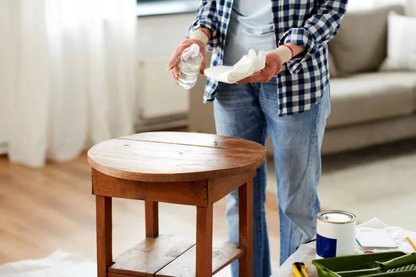 Woman degreasing old table surface with solvent — Stock Photo, Image