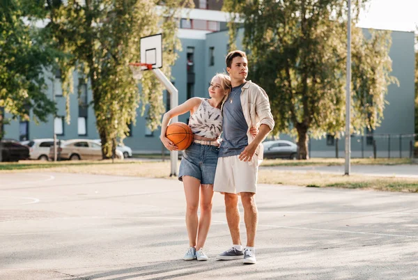Gelukkig paar met bal op basketbal speeltuin — Stockfoto