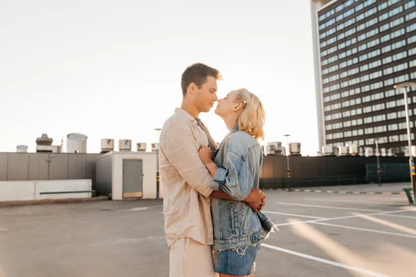 Lyckligt ungt par på taket topp stad parkering — Stockfoto