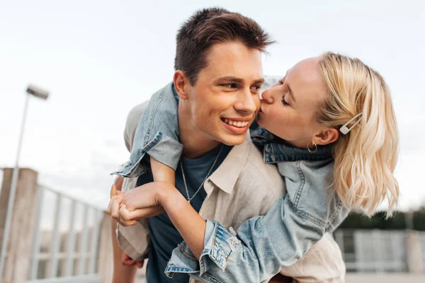 幸せな若いカップル接吻と抱擁オン屋根の上 — ストック写真