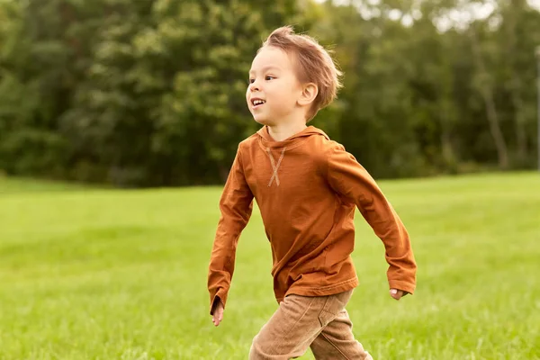 Niño feliz corriendo en el parque — Foto de Stock