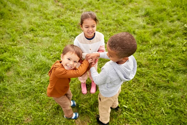 Grupo de niños jugando en el parque —  Fotos de Stock