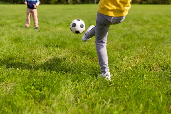 Boldog kisfiúk labdával fociznak a parkban — Stock Fotó