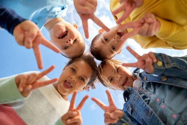 Csoport boldog gyermekek bemutató béke gesztus — Stock Fotó
