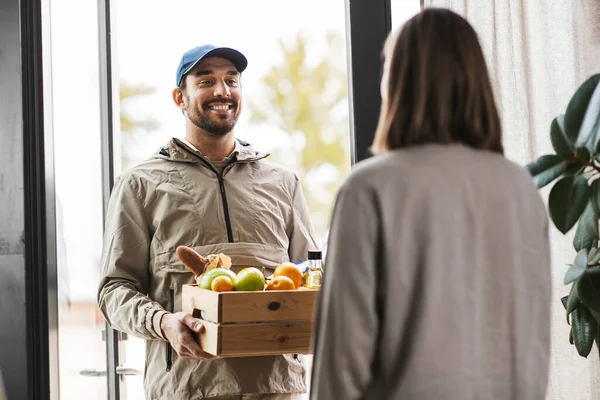 Comida entrega hombre dando orden a cliente femenino — Foto de Stock