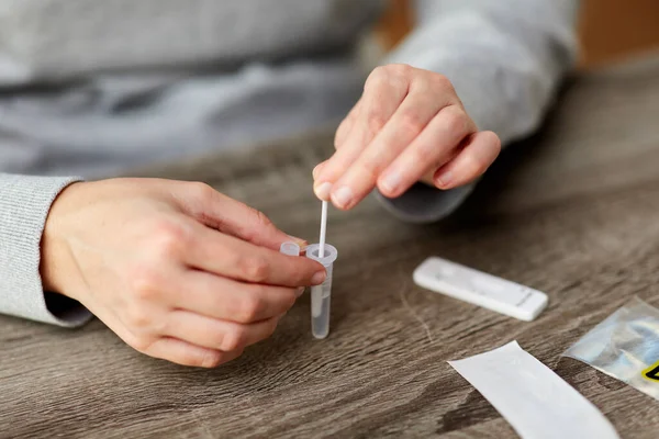 Vrouw het maken van zelf testen coronavirus test thuis — Stockfoto