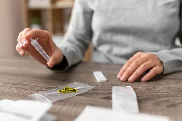 Mujer haciendo la prueba de autodiagnóstico coronavirus en casa — Foto de Stock