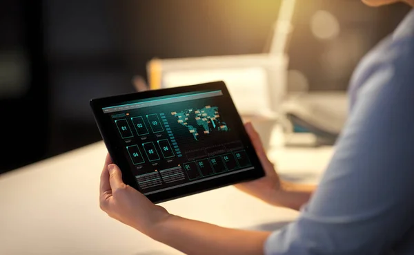 Деловая женщина с планшетным компьютером в ночном офисе — стоковое фото