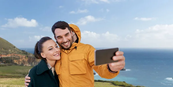 Couple taking selfie with smartphone in california — Stock Photo, Image