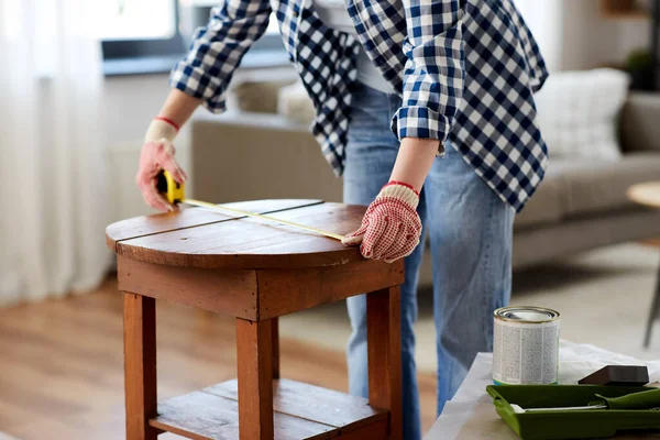 Mulher com mesa de medição régua para renovação — Fotografia de Stock