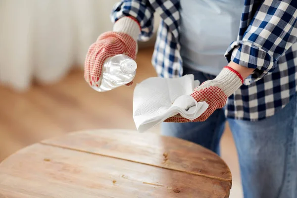 Mulher desengordurando superfície de mesa velha com solvente — Fotografia de Stock