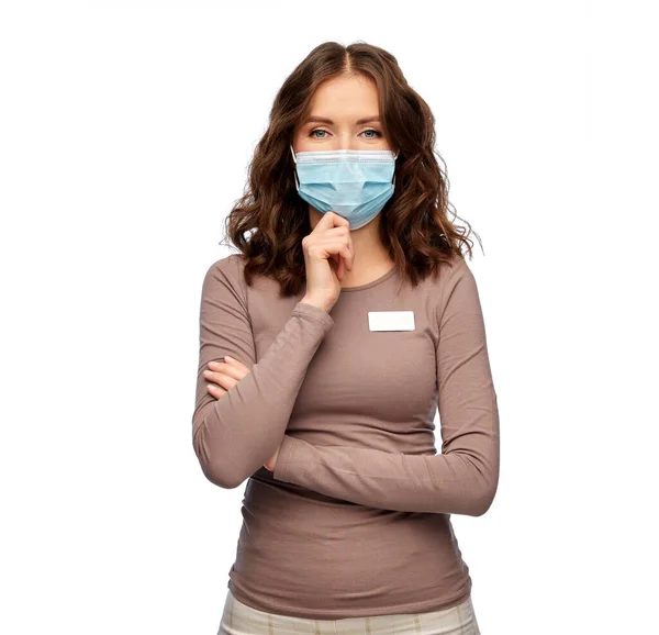 Gelukkig vrouw winkel assistent in medisch masker — Stockfoto