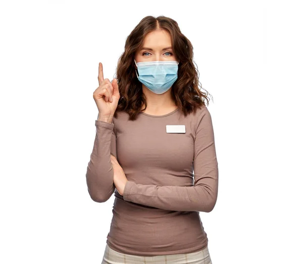 Gelukkig vrouw winkel assistent in medisch masker — Stockfoto