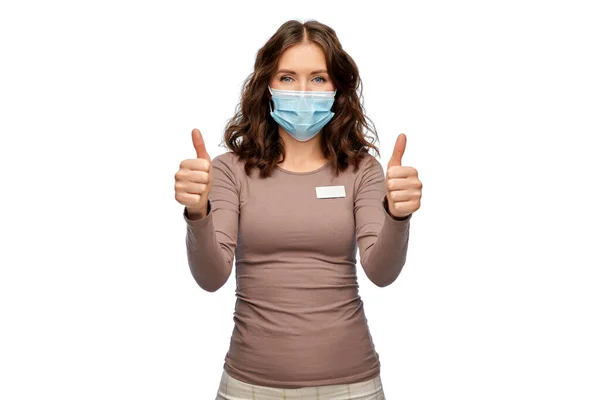 Счастливая продавщица в медицинской маске — стоковое фото