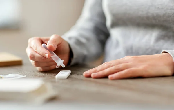 Mujer haciendo la prueba de autodiagnóstico coronavirus en casa — Foto de Stock