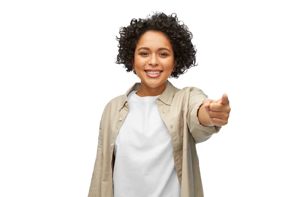 Portret van gelukkige vrouw wijzend vinger naar camera — Stockfoto