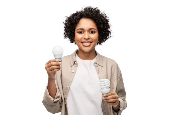 Feliz sonriente mujer sosteniendo bombillas de iluminación —  Fotos de Stock