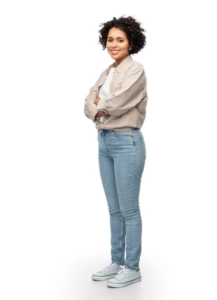 Mujer sonriente en camisa y jeans con brazos cruzados — Foto de Stock