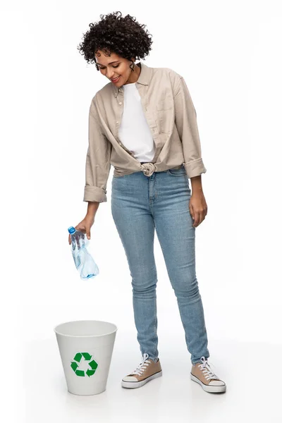 Mujer sonriente clasificación de residuos de plástico — Foto de Stock