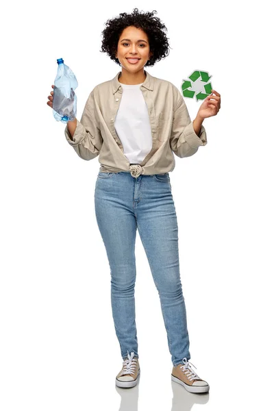 緑のリサイクルサインとペットボトルを持つ女性は — ストック写真