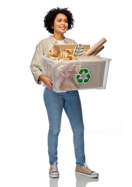 Mujer feliz clasificación de residuos de papel — Foto de Stock