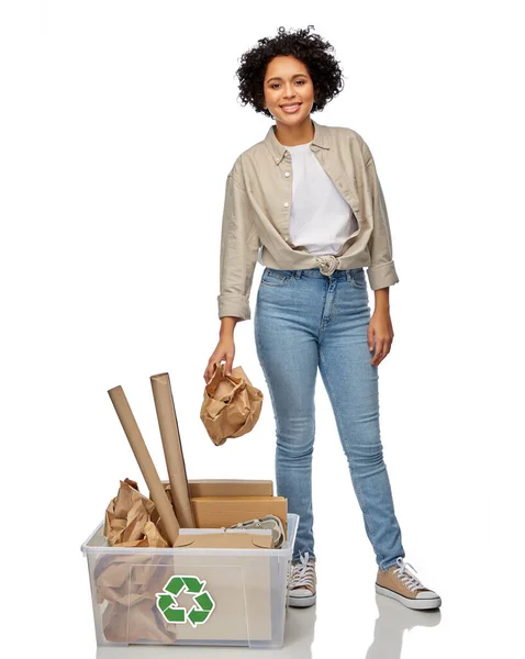 Счастливая женщина сортировка бумажных отходов — стоковое фото